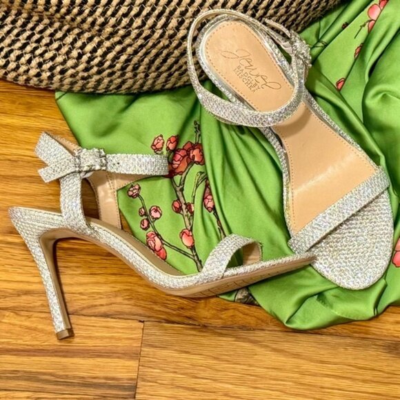 NWOB Crystal Rhinestone Buckles on Strappy Silver Glitter Heel Sandal Pump - Picture 1 of 5